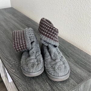 UGG Leland Gray Cable Knit Winter Boots Womens Size 7 Button Roll Down Cuff